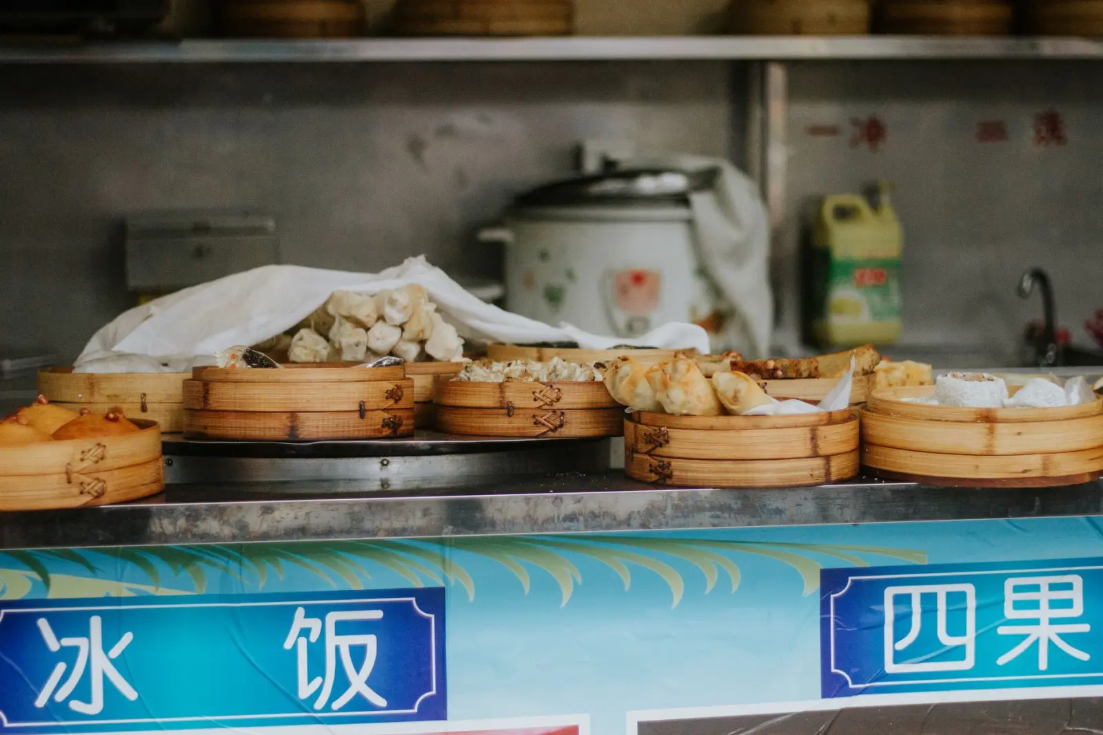 重庆安云途贸易汽车电瓶与轮胎产品性能对比分析